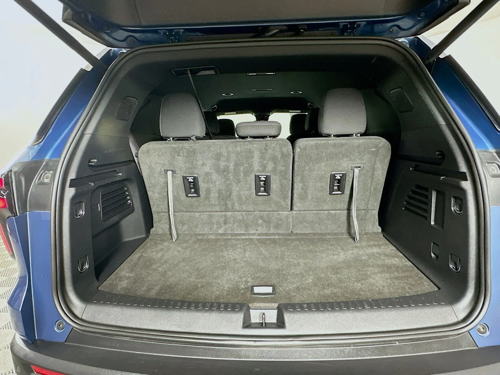 Used 2025 Lakeshore Blue Metallic Chevrolet LT image 26