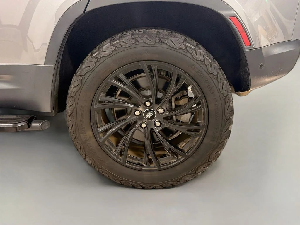 Used 2021 Eiger Grey Metallic Land Rover SE image 33