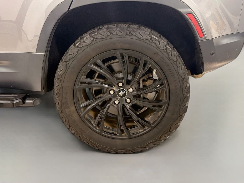 Used 2021  Land Rover SE image 33