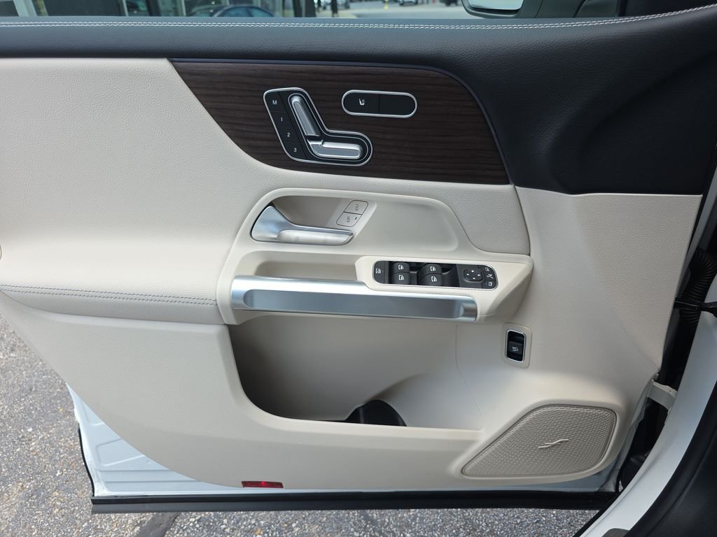 New 2026 White Mercedes-Benz GLB 250 image 19