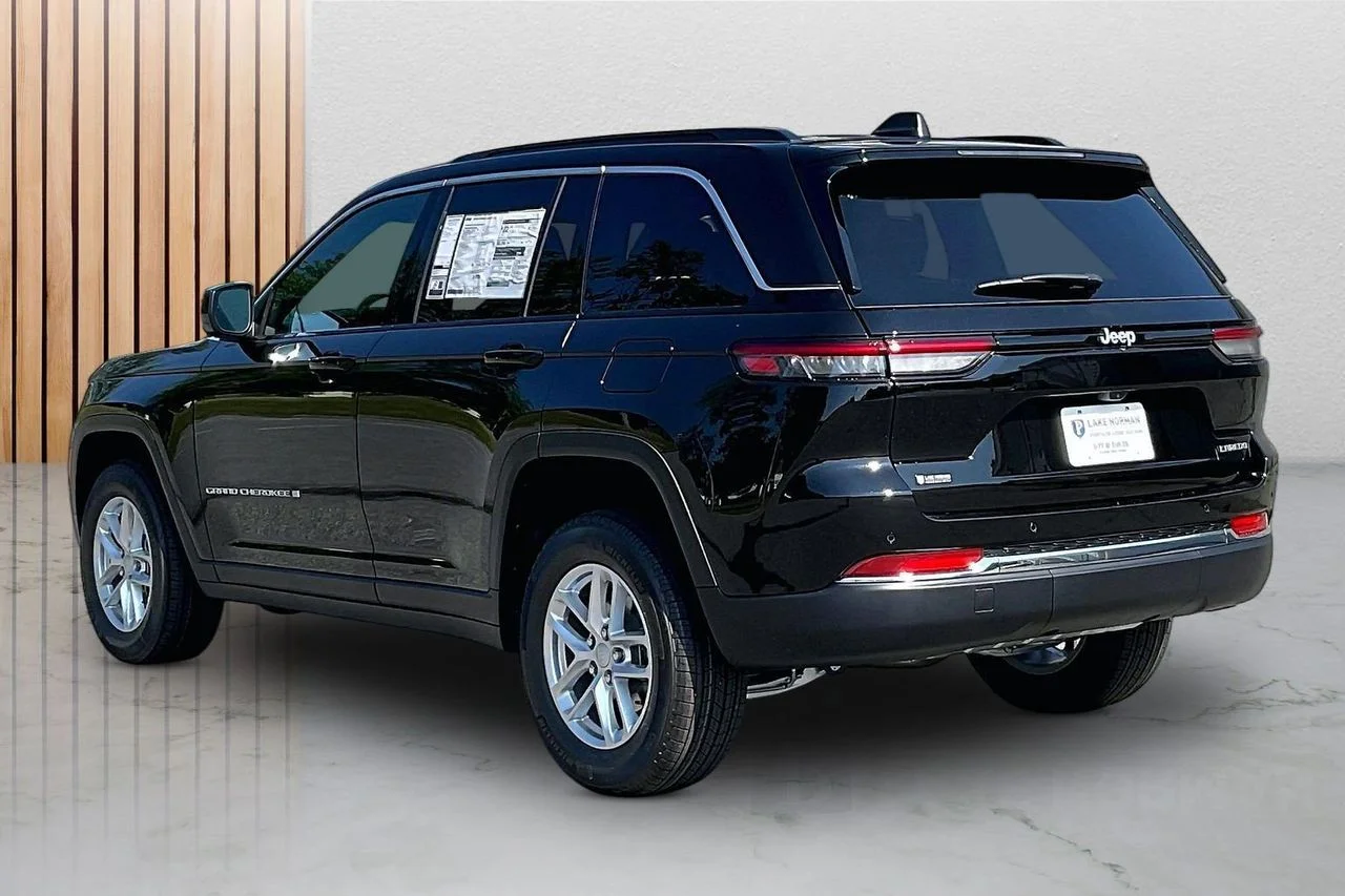 New 2026 Diamond Black Crystal Pearl-Coat Exterior Paint Jeep Laredo X image 7