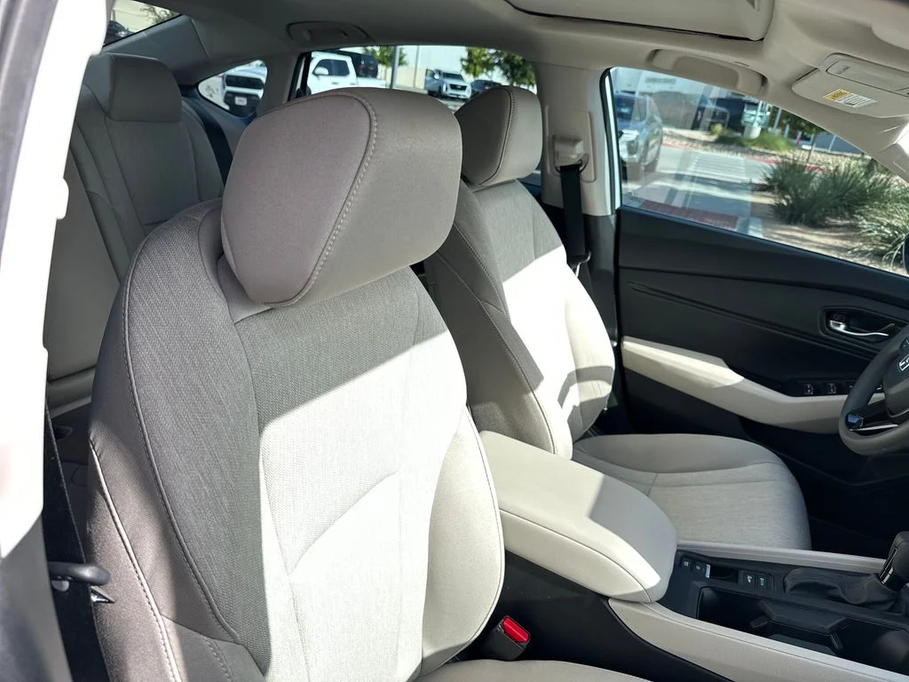 Used 2025 White Honda SE image 38