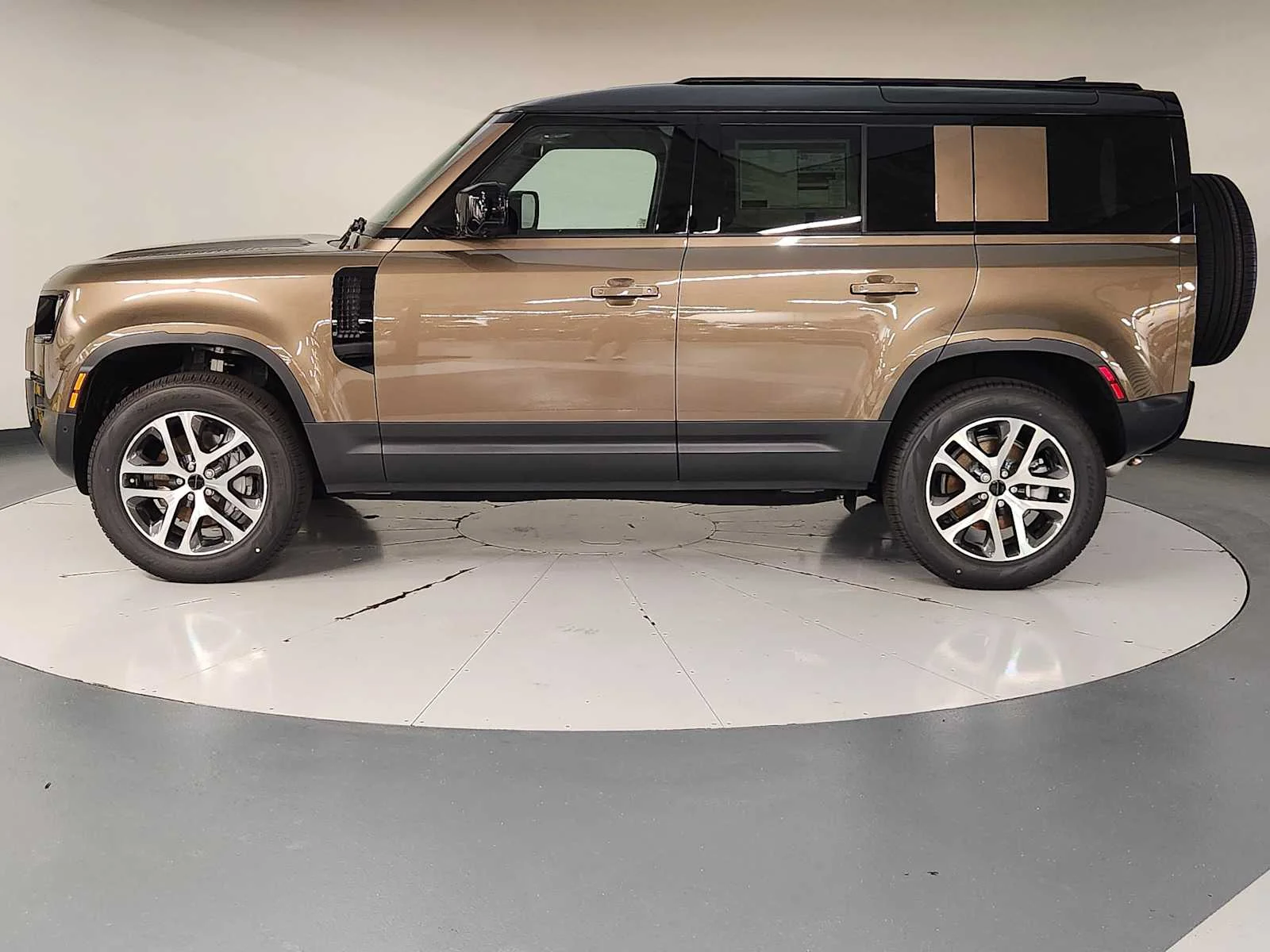 New 2026 Gondwana Stone Metallic Land Rover S image 9