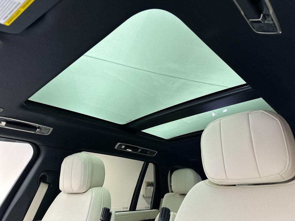 New 2026 Eiger Grey Metallic Land Rover SE image 11