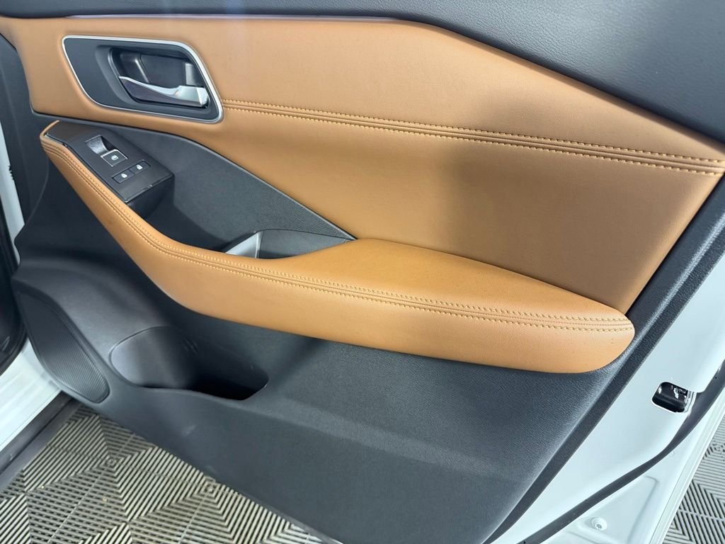 Used 2026 White Nissan Platinum image 34