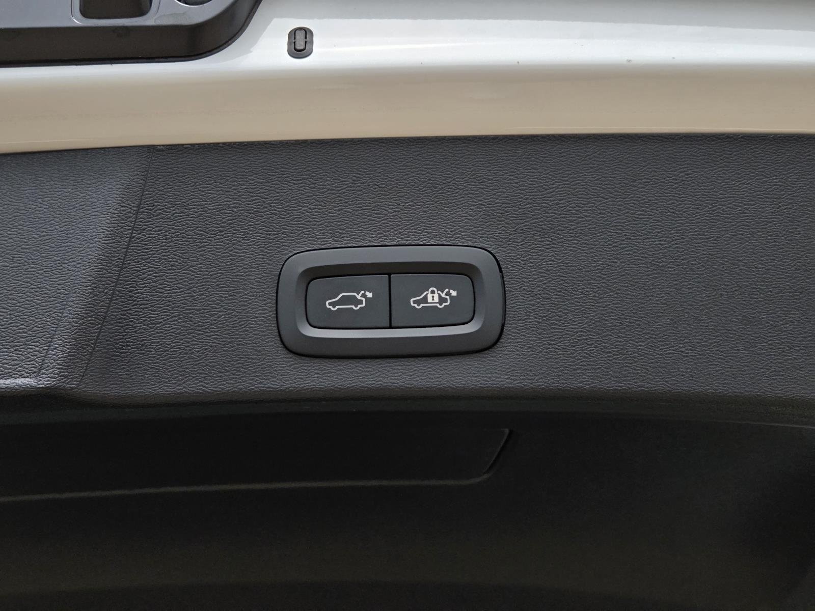 Used 2025 Crystal White Pearl Volvo Plus Dark Theme image 14