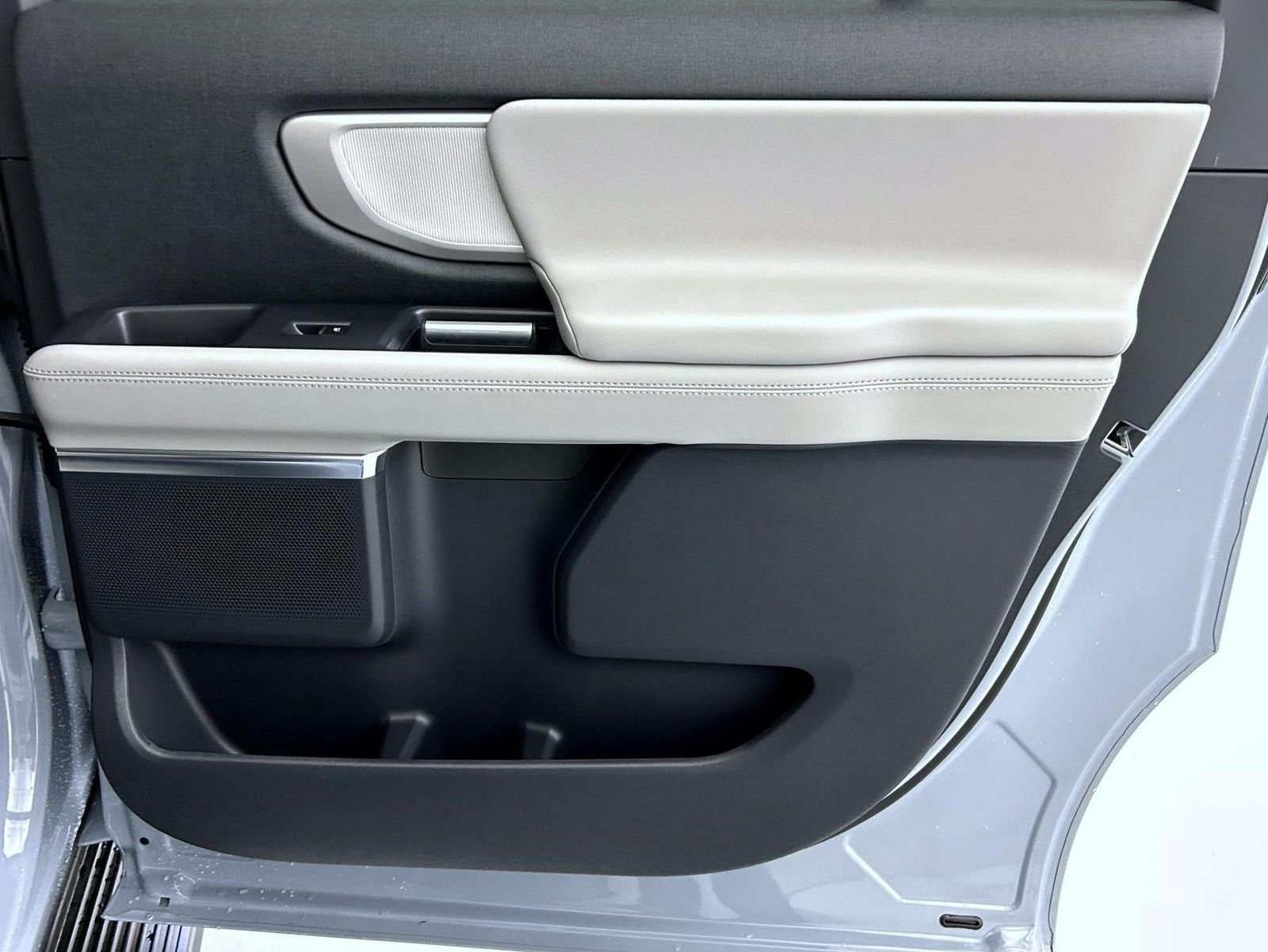 New 2027 Glacier Gray Metallic Tri-Coat Ford Active image 17