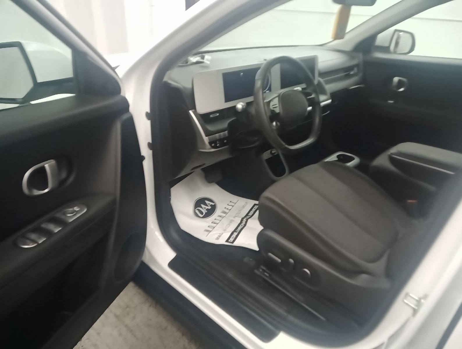 Used 2024 White Hyundai SEL image 5