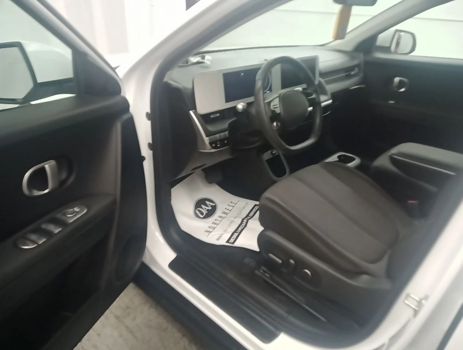 Used 2024 White Hyundai SEL image 5