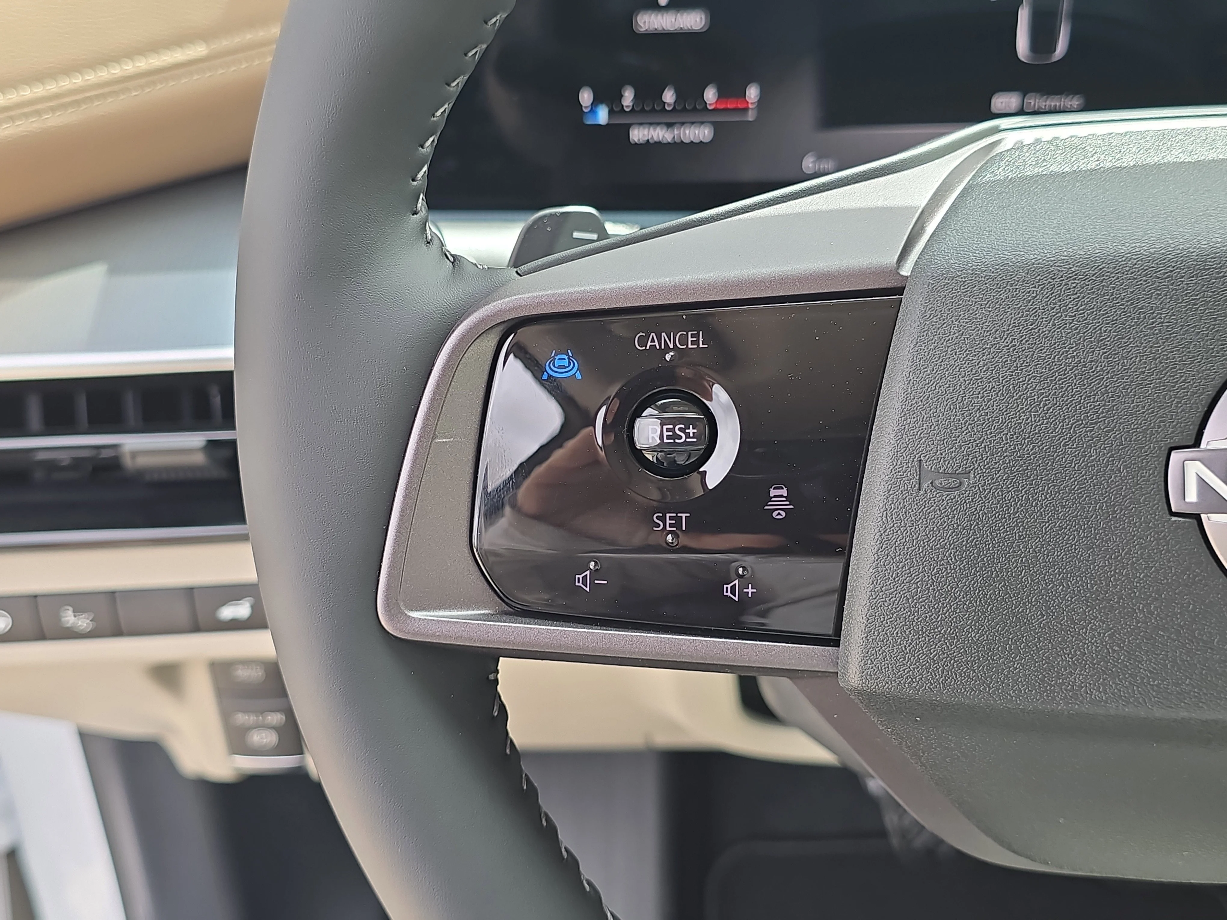 New 2026 Everest White Pearl TriCoat / Super Black Two-tone Nissan Platinum image 31