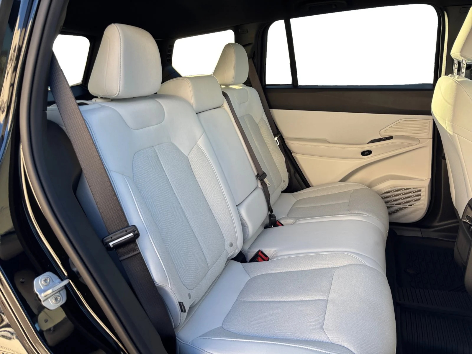 New 2026 Diamond Black Crystal Pearl Jeep Laredo image 18
