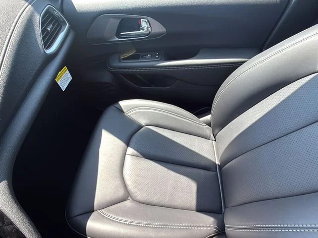 2025 Chrysler Pacifica Select - Photo 26