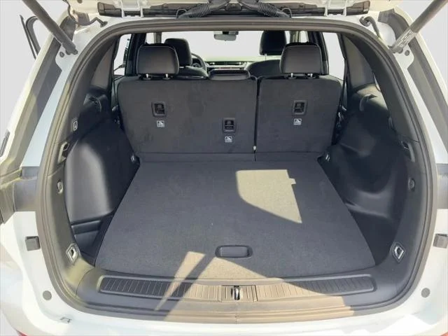 New 2026 Bright White Clear-Coat Exterior Paint Jeep Laredo image 21
