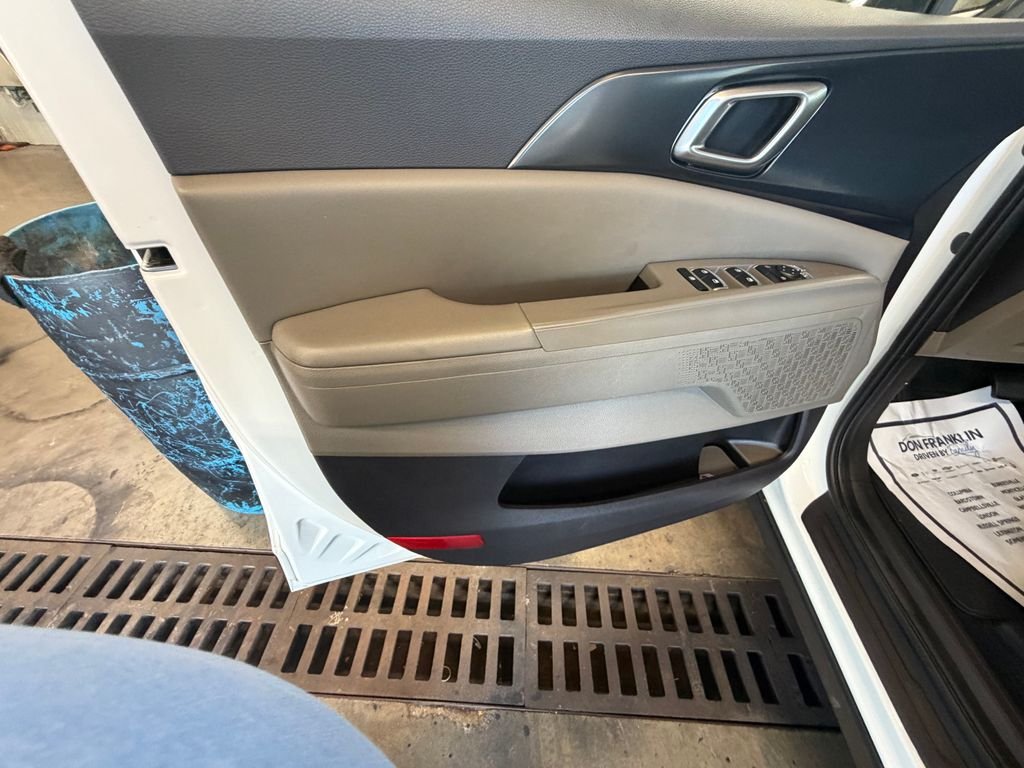 Used 2025 White Kia LXS image 12