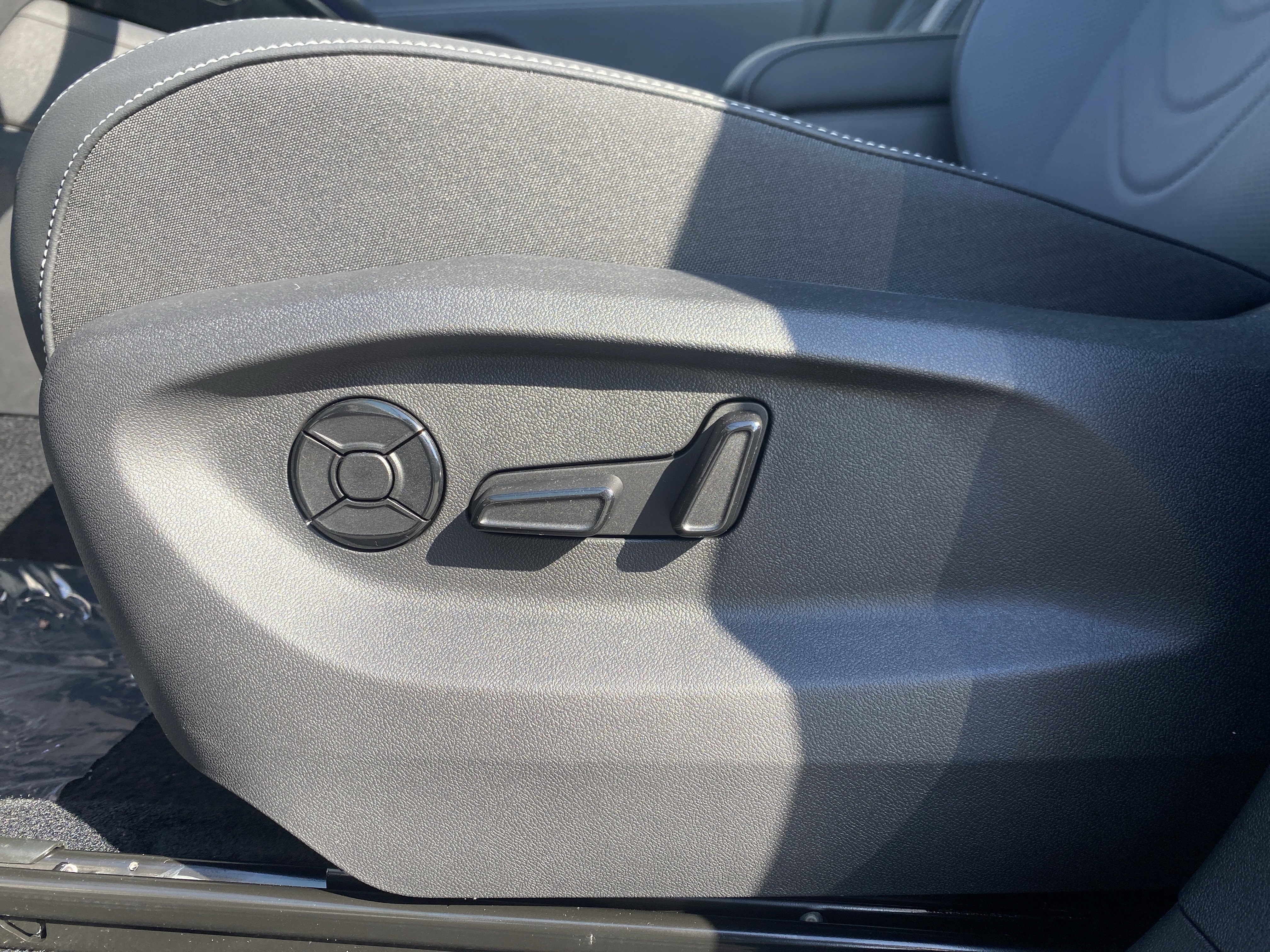 New 2026 Pyrite Silver Metallic Volkswagen SE image 13