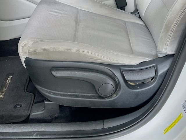 Used 2020 White Hyundai SE image 11