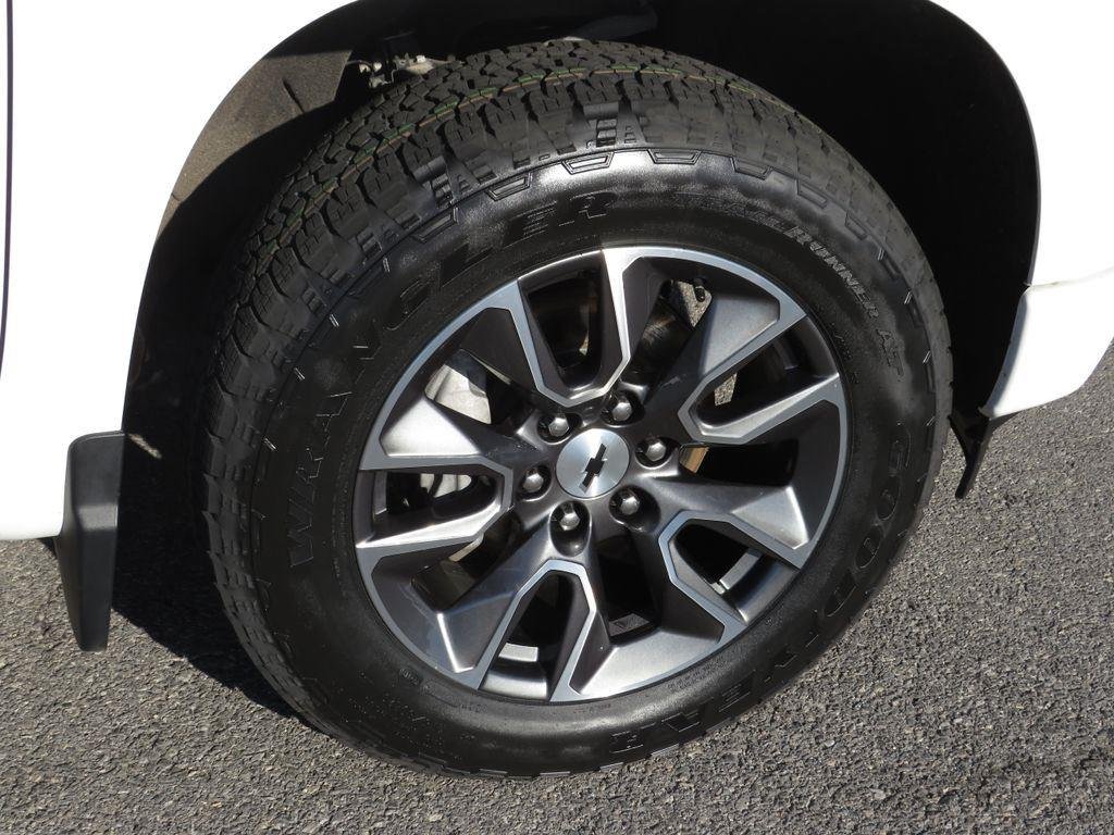 Used 2024 Summit White Chevrolet RST image 10