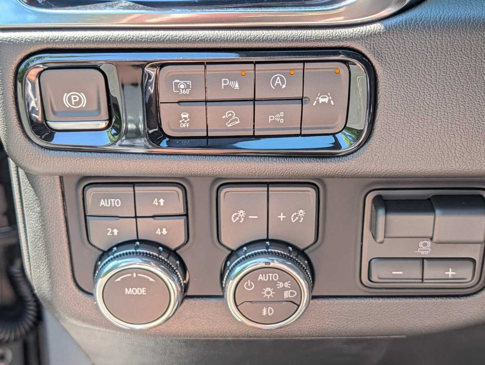 2026 GMC Yukon Denali - Photo 14