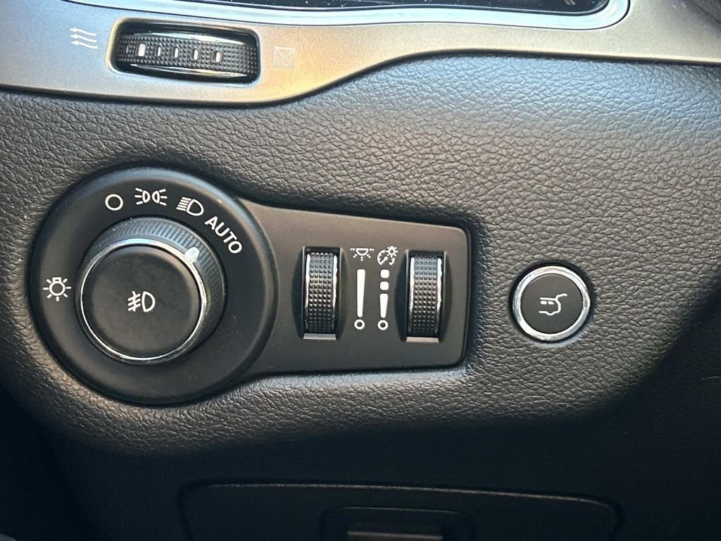 Used 2019 White Jeep Limited image 22