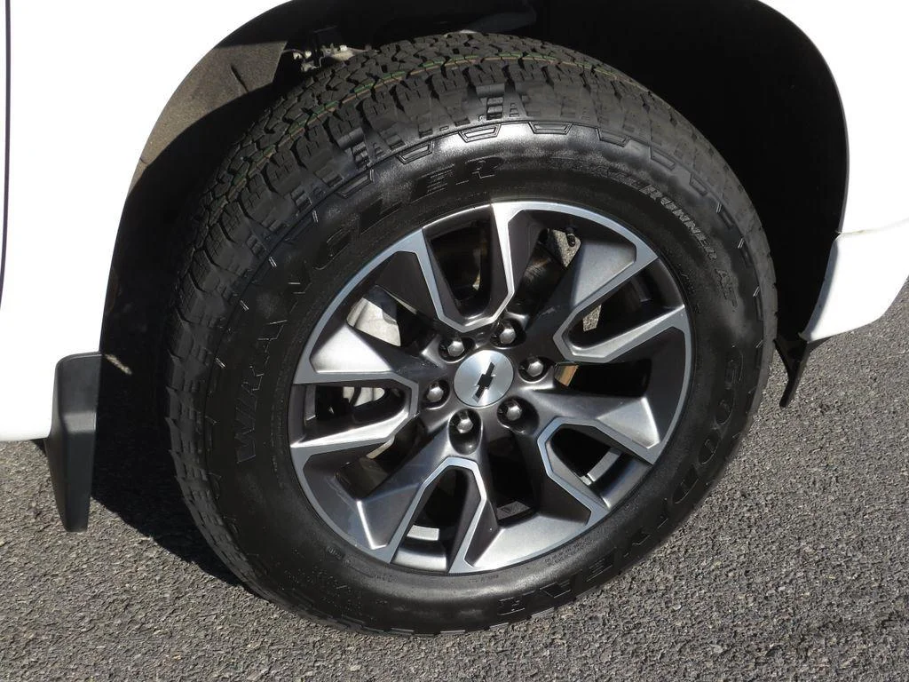 Used 2024 Summit White Chevrolet RST image 10