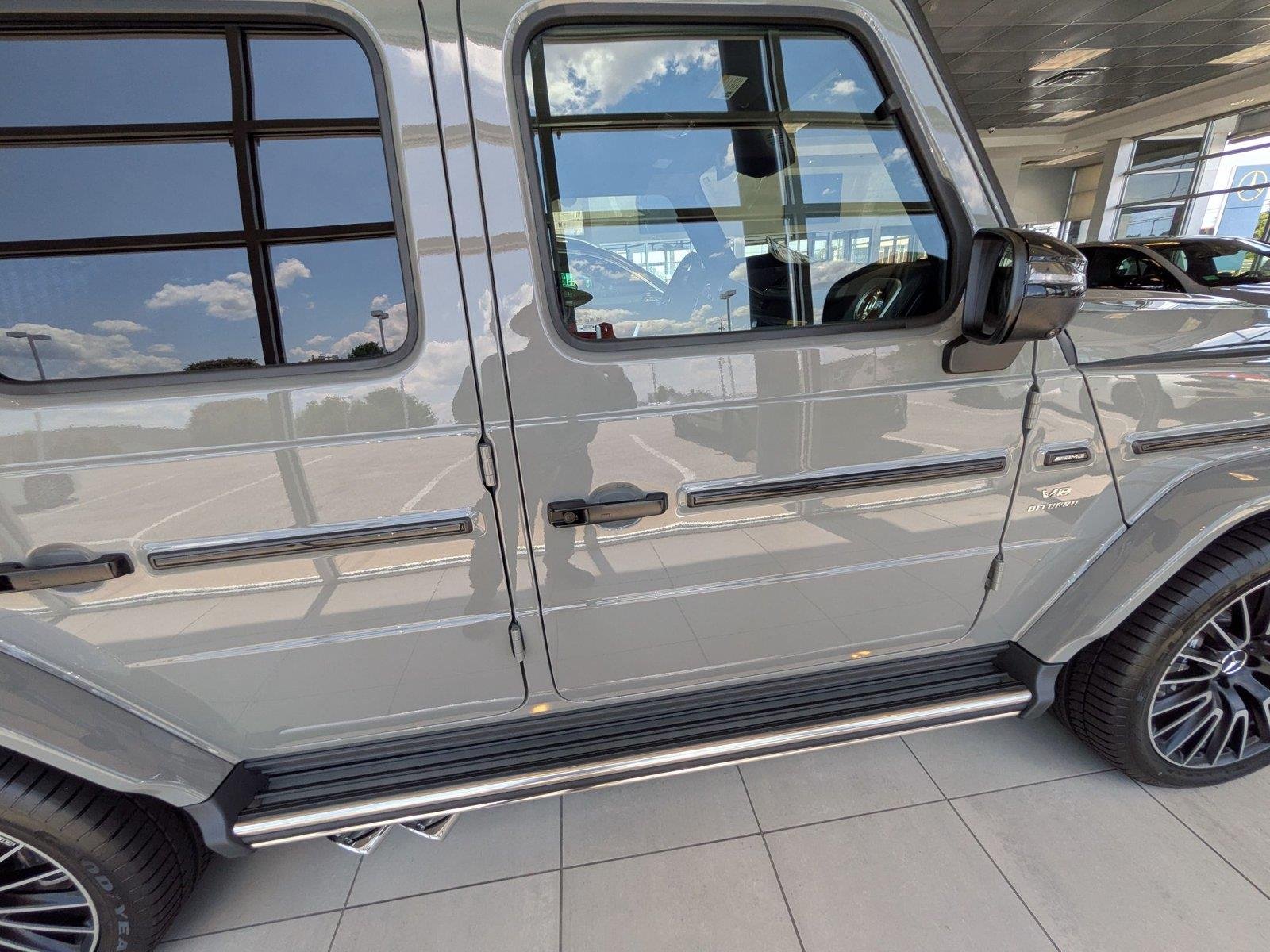 New 2027 MANUFAKTUR Arabian Grey Non- Metallic Mercedes-Benz AMG® G 63 SUV image 39