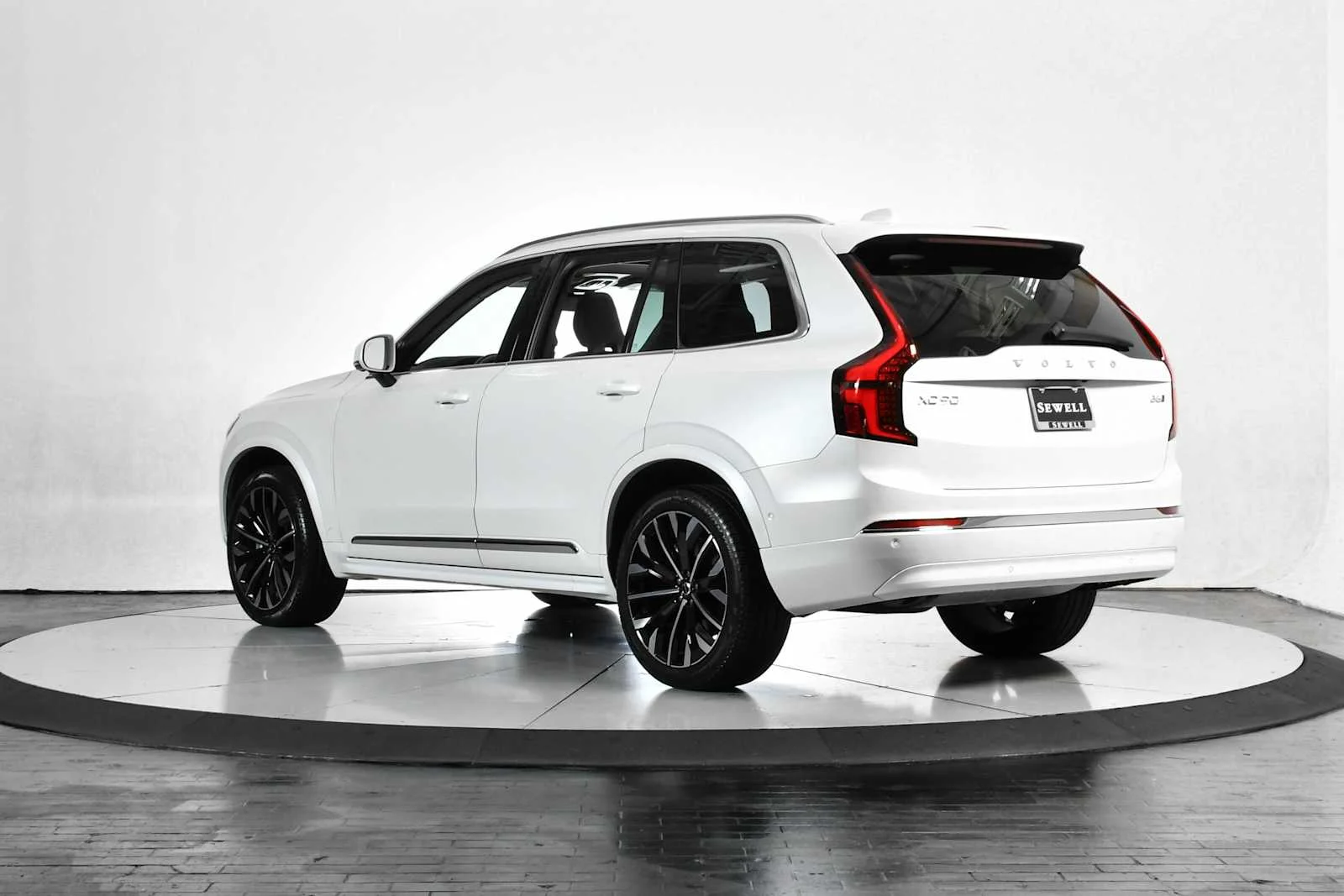 Used 2026 Crystal White Pearl Volvo Ultra image 4