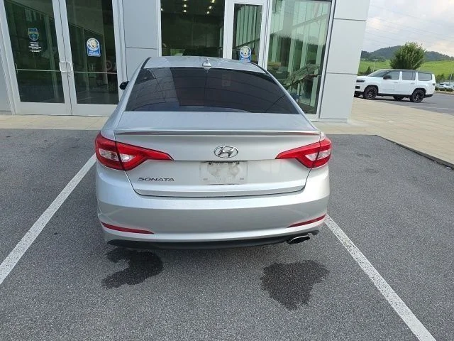 Used 2015 Silver Hyundai SE image 7