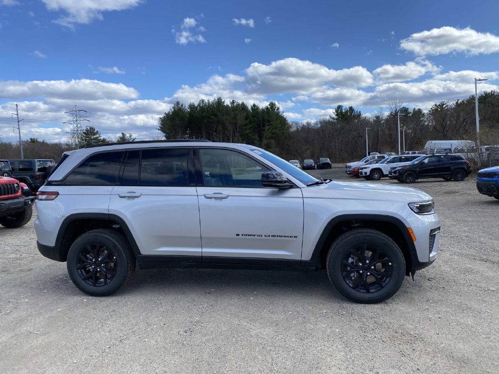 New 2026 Silver Zynith Exterior Paint Jeep Altitude image 2