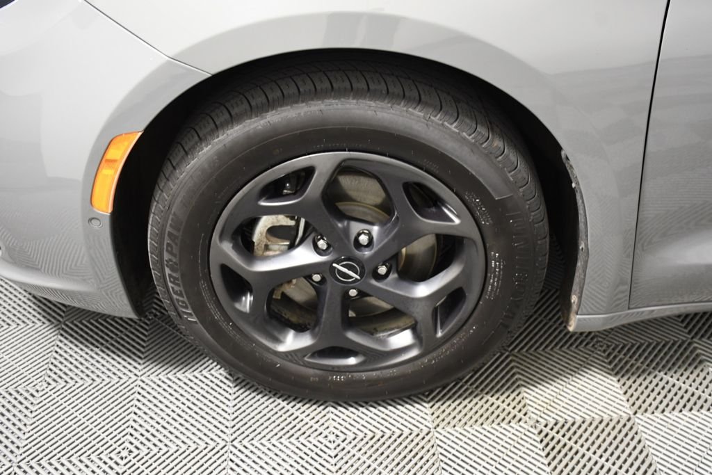 Used 2022 Ceramic Gray Clearcoat Chrysler Limited image 11