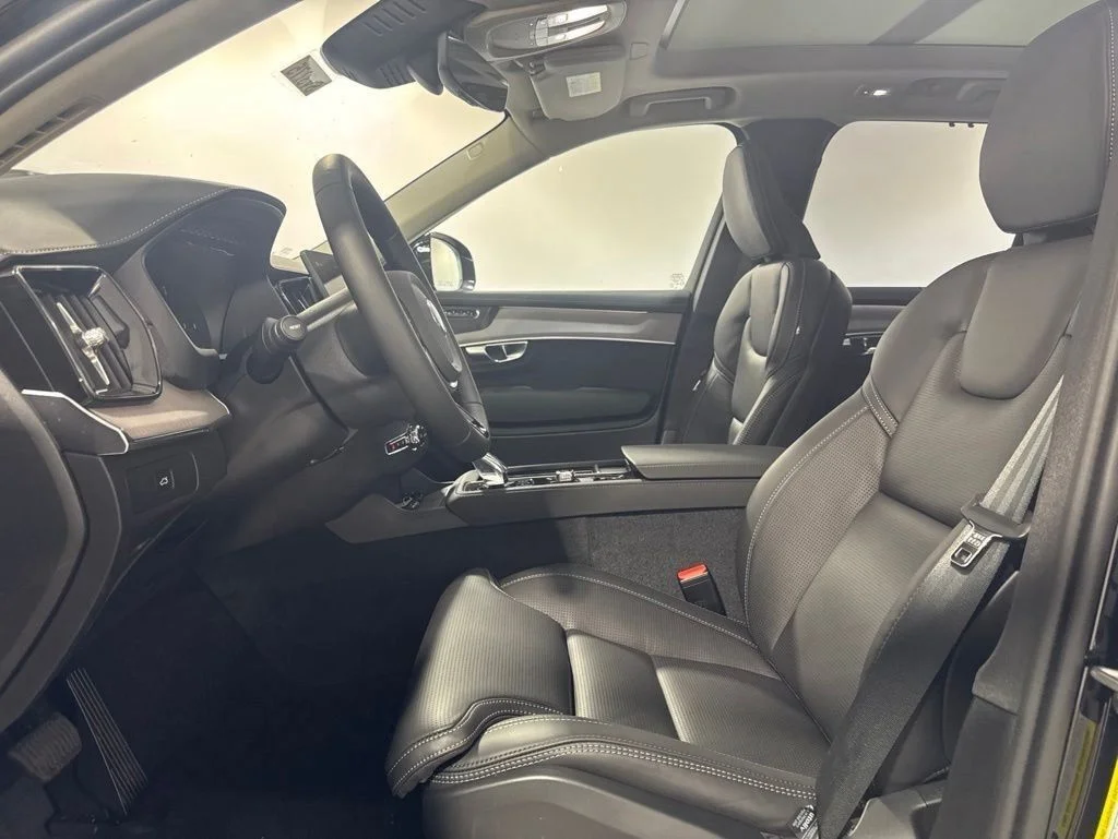 New 2026 Onyx Black Metallic Volvo B6 Plus 7-Seater image 19
