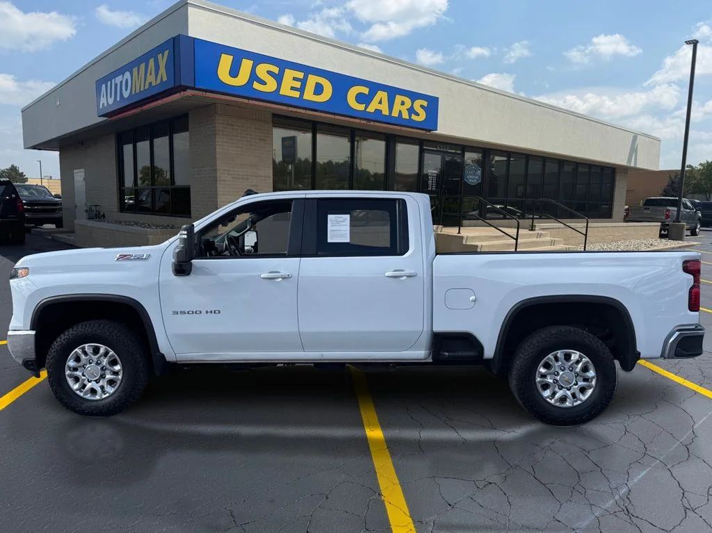 Used 2024 Summit White Chevrolet LT image 8
