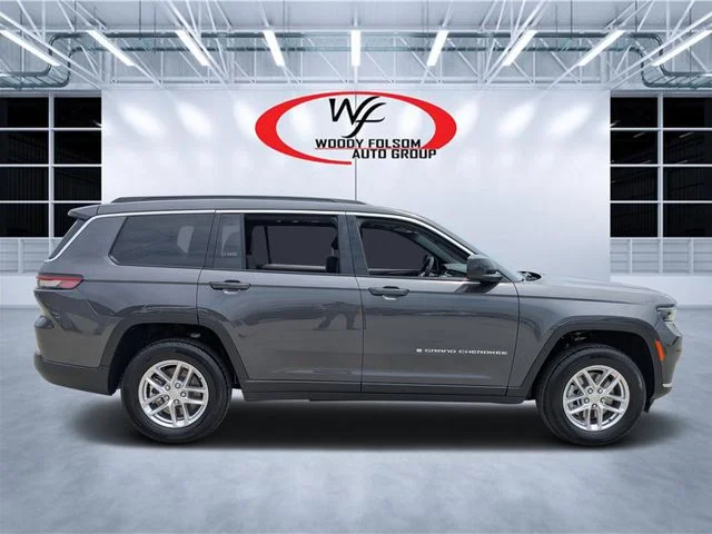 New 2026 Baltic Gray Metallic Clear-Coat Exterior Paint Jeep Laredo X image 2