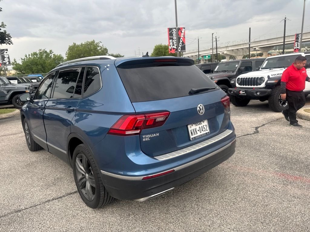 Used 2018 Blue Volkswagen 2.0T SEL Premium image 32