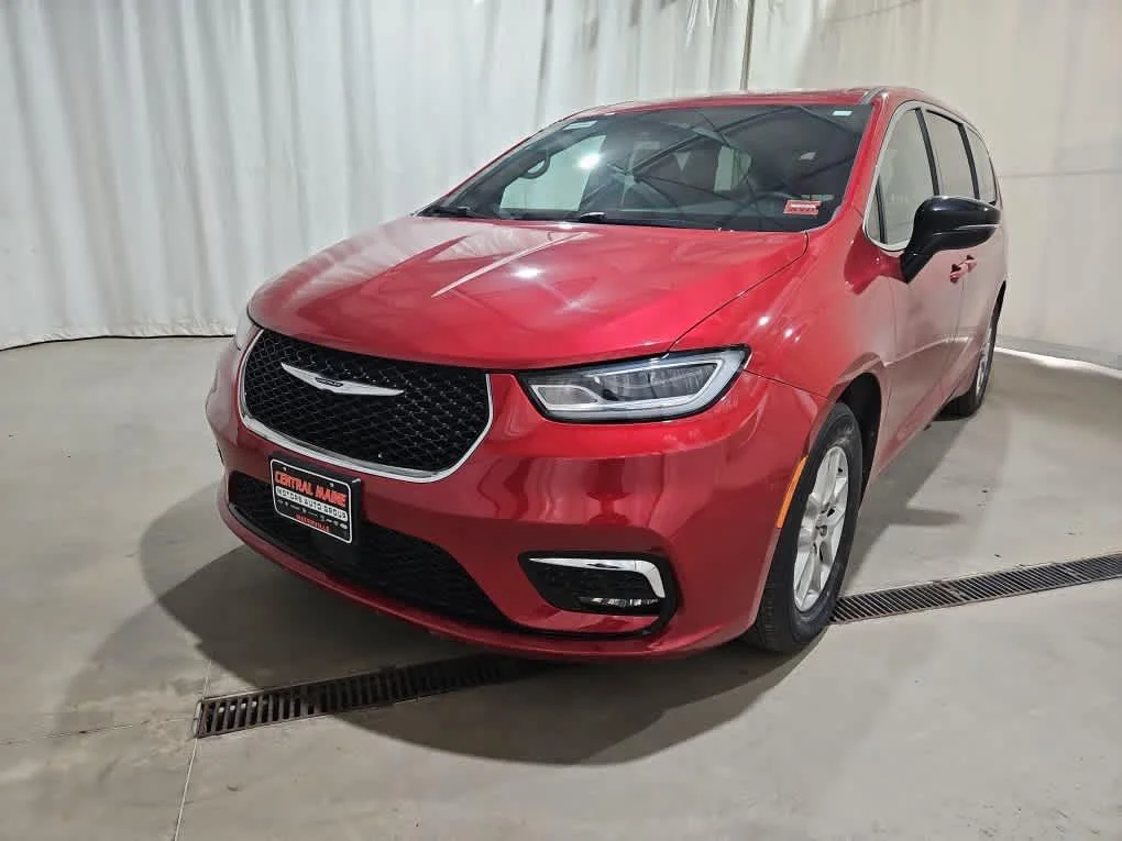 2025 Chrysler Pacifica Select's photo