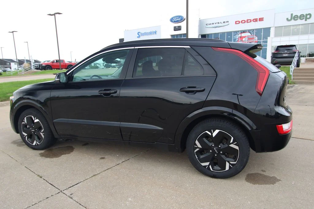 Used 2023 Black Kia Wind image 17