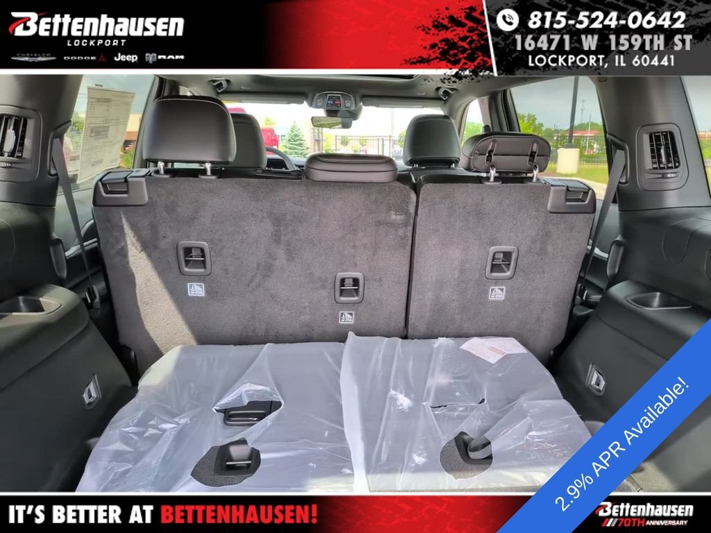 New 2026 Diamond Black Crystal Pearl-Coat Exterior Paint Jeep Laredo image 9