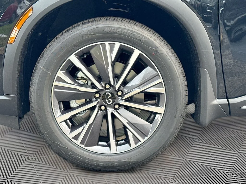 Certified Used 2026 Black INFINITI LUXE image 35