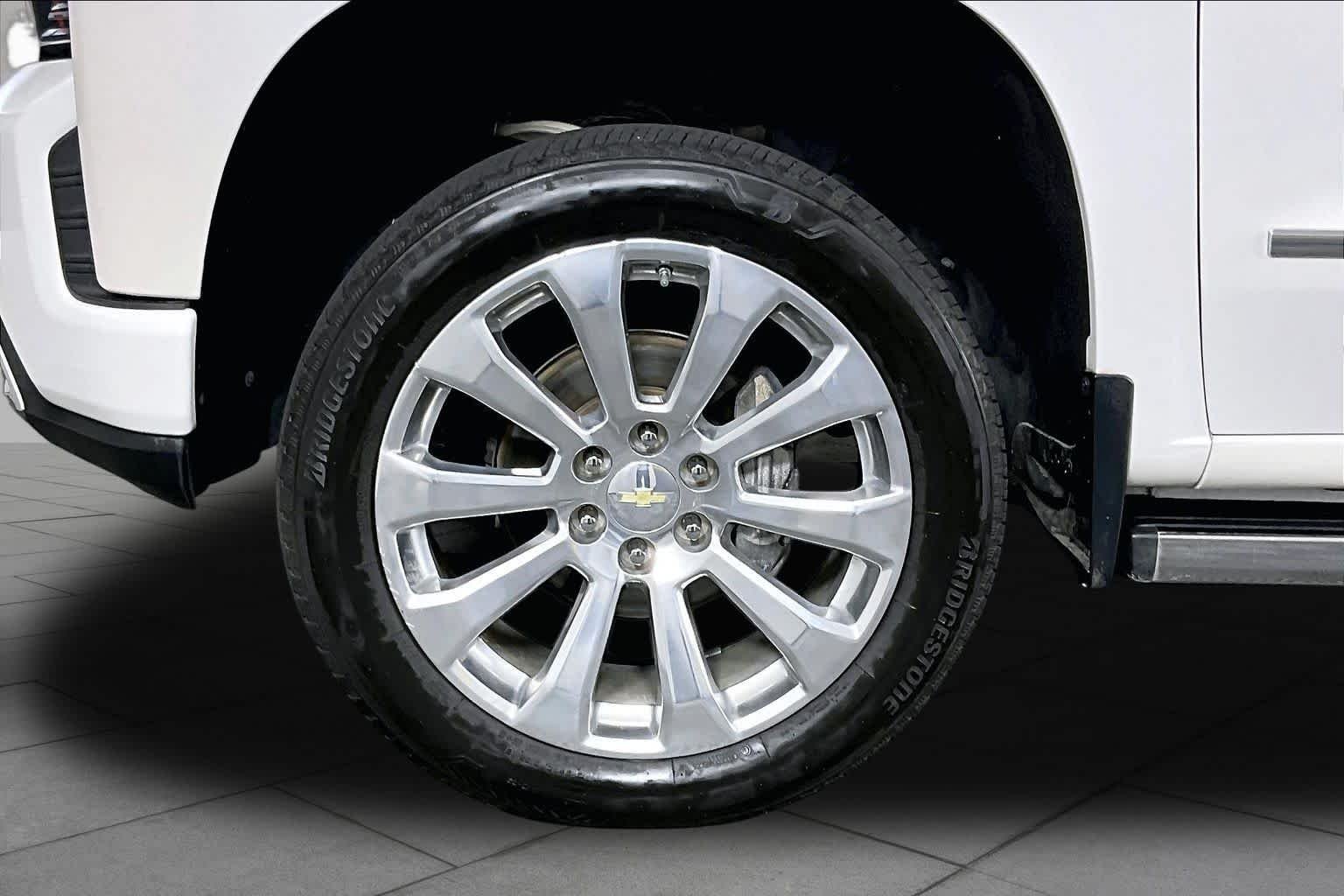 Used 2019 Iridescent Pearl Tricoat Chevrolet High Country image 11