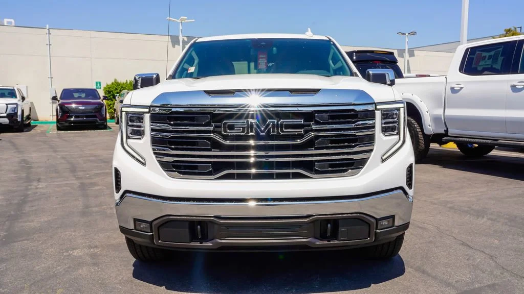 New 2026 Summit White GMC SLT image 4