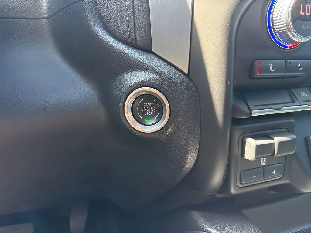 Used 2021 SUMMIT WHITE GMC Elevation image 22