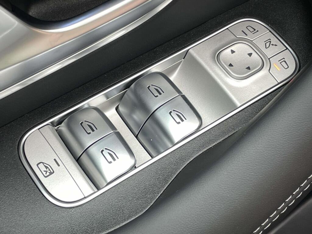 New 2026 MANUFAKTUR Moonlight White Metallic Mercedes-Benz AMG® GLE 63 S image 32