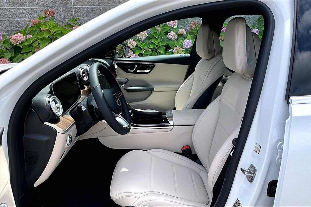 New 2026 MANUFAKTUR Moonlight White Metallic Mercedes-Benz C 300 image 9