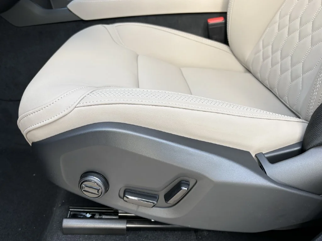 New 2026 Aurora Silver Volvo Plus image 13