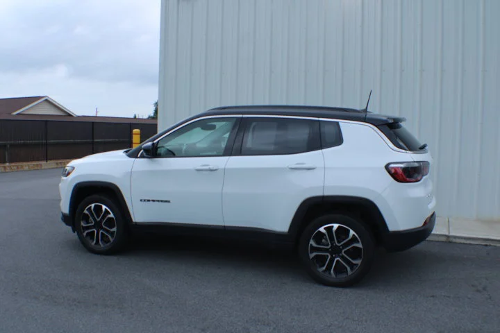 Used 2022 White Jeep Limited 4x4 image 3