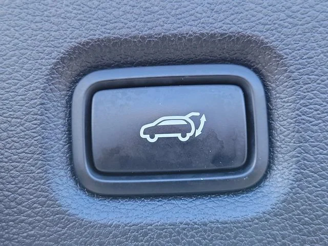 Used 2023 White Hyundai SEL image 8