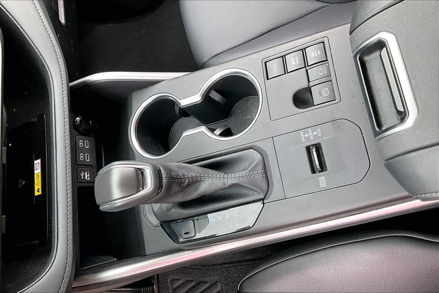 Used 2025 Wind Chill Pearl Toyota Hybrid XLE image 16