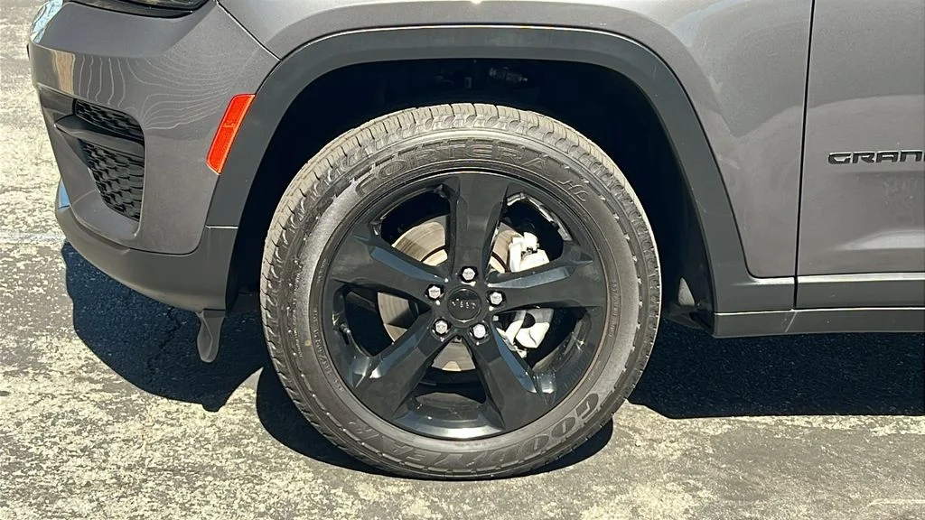 Used 2023 Gray Jeep Altitude X image 8