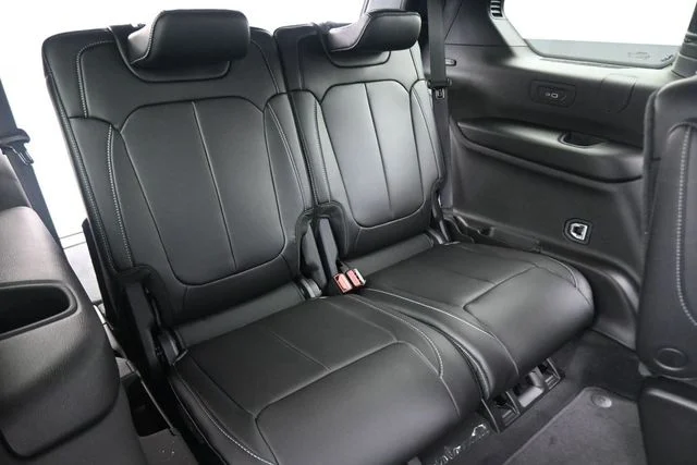 New 2026 Diamond Black Crystal Pearlcoat Jeep Limited image 24