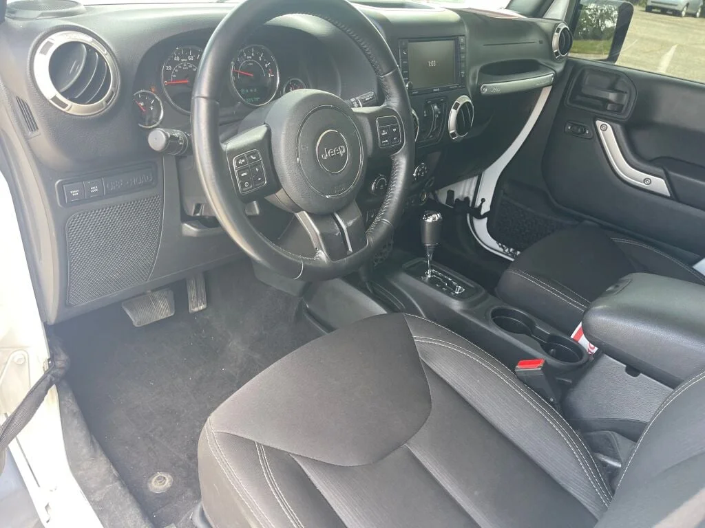 Certified Used 2018 Bright White Jeep Rubicon image 5