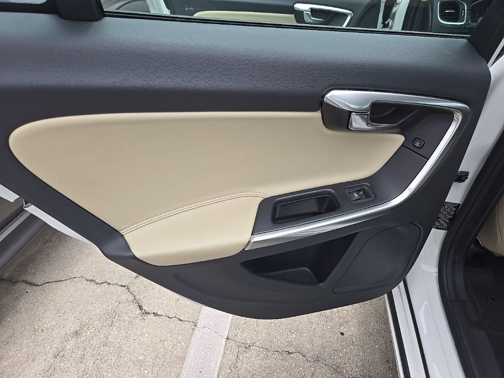 Used 2018 White Volvo T5 Dynamic image 7
